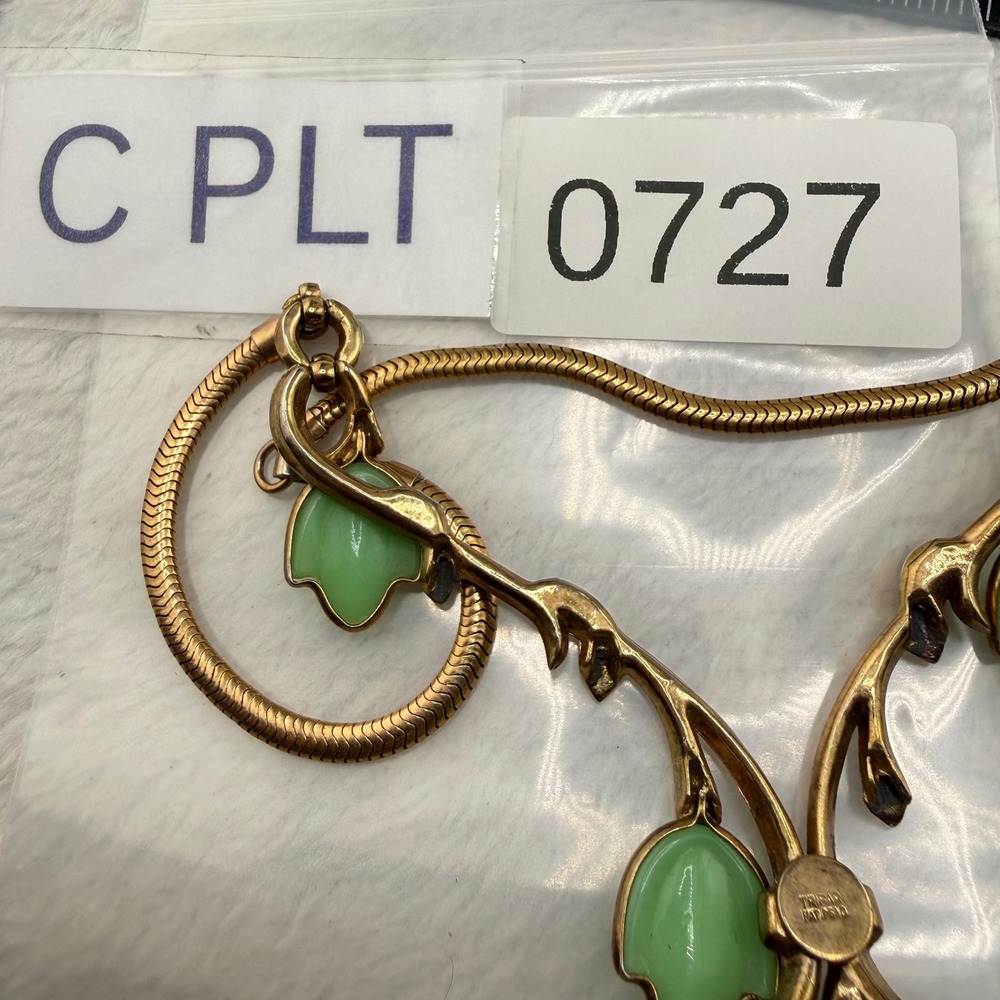 Vintage Trifari Leaf Vine Necklace Green Gold Tone Statement Women 13.5 in - Picture 9 of 11